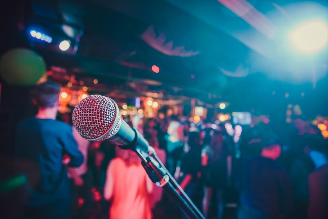 DJ et lumière dans un club intimiste