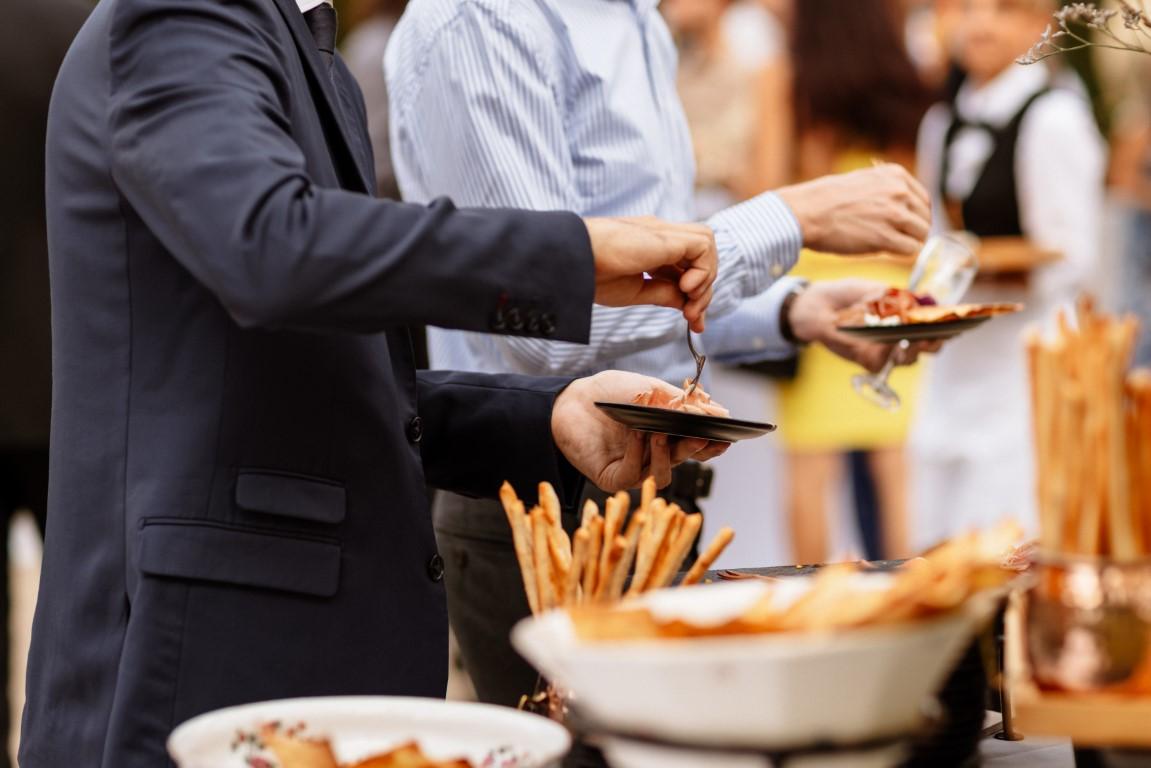 Deux serveurs dressent un buffet raffiné